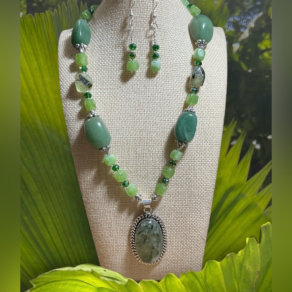 Beautiful Green Artisan Stone Necklace and Earring Set